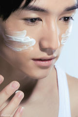 幻灯图：许诺拍美容大片 立体五官显男色诱惑