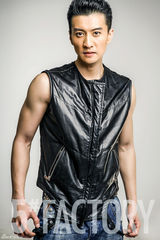 组图：高仁硬汉写真眼神犀利秀肌肉