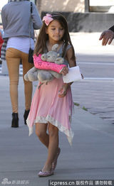 组图：苏瑞拼接裙出街 手臂打石膏不忘扮靓