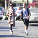 组图：海瑟薇印花长裙亮相 与老公嬉笑打闹