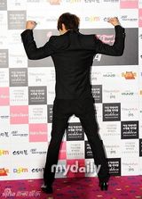 组图：韩性感女星Clara宣传新剧 深V纱裙秀巨乳