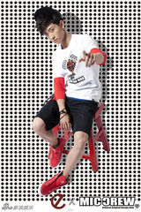 高清图：张一山入学转型潮男 街头造型显青春时尚