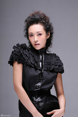 组图：翡翠女王郭金诱惑写真 超短制服很有料