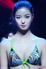 组图：16岁美少女走秀夺女模大赛桂冠