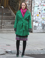 高清图：莉顿-梅斯特街拍绿色大衣搭配桃红围巾