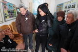 幻灯图：韦唯父亲北京去世 遗体告别与亲友拥抱互慰
