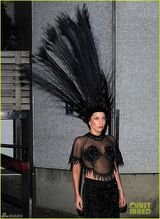 组图：Gaga戴超大孔雀头饰艰难上车俯身露乳