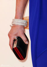 组图：艾美奖红毯 阿汤嫂凯蒂宝蓝长裙线条利落