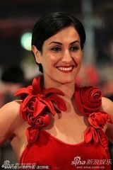 电影《口红》首映 女星Nataly娇艳夺目撅嘴吻导演