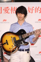 组图：严爵赠千万大礼为母庆生 另一半要孝顺