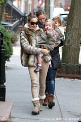 组图：帕克双胞胎爱女萌范儿街拍 抢尽母亲风头