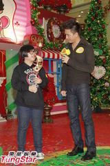 组图：马国明直言无拍拖热情 出席活动献唱