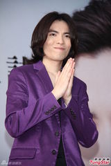 组图：萧敬腾帮擦保养品粉丝乐翻