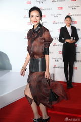 组图：韩雪薄纱裙亮相街拍盛典红毯 宽腰带抢镜