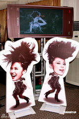 幻灯图：TWINS记者会上对饮 宣布下月开演唱会