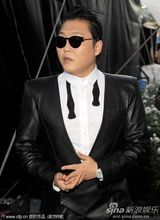 组图：鸟叔亮相红毯跳骑马舞 不改搞怪本色