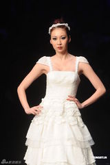 组图：名模庄思敏为时装展走秀 完美展现民族风