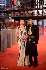 组图：郭晓冬携夫人亮相 东方韵味点燃西方热情