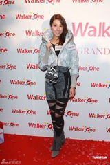 组图：陈嘉桓复工走秀强颜欢笑担心师傅被追杀