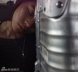 组图：陈冠希女友疑为新品宣传 裹胸出镜大露乳沟