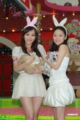 组图：陈静与Liz变身兔女郎 补亲跨年之吻
