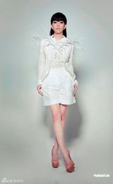 组图：张惠妹珍藏版CD海报曝光 穿白裙尽显冷艳高贵