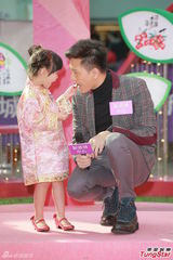 组图：马国明笑看与佘诗曼绯闻 感情事随缘