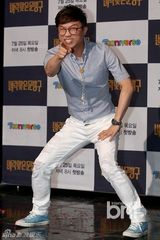 组图：姜艺彬紧身裙宣传《被雷击中的文具店》