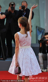 组图：《睡美人》首映 影后于佩尔清纯白裙装嫩