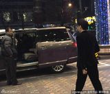 组图：冯绍峰西装笔挺现身酒店全程微笑好心情