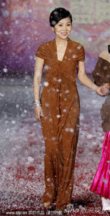 组图：葛优冒雪与葛存壮同场 闫妮裙装晒性感