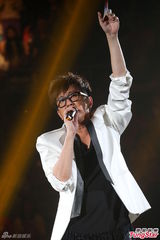 组图：伦永亮演唱会尾场 即兴拉叶德娴上台合唱