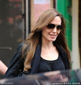 组图：朱莉帅气挥手招呼狗仔 晒戒指疑与皮特完婚