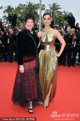 组图：贝纳尼丝吊带裙显波涛汹涌