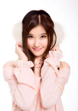 幻灯图集：张如意冬日写真 粉色装扮暖意融融