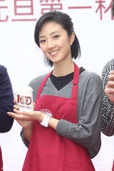 组图：桂纶镁新年代言温暖咖啡 发展事业不急结婚