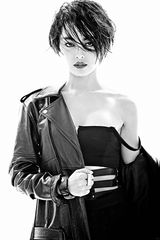 组图：辛芷蕾湿身魅惑出镜 变狂野摇滚女郎