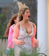 抖奶超模阿普顿解放天性 手舞足蹈胸波荡漾(图)