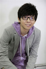 组图：胡夏最新写真抢先曝光 文静中不乏青春活力