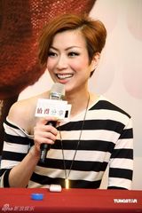 幻灯图：郑秀文台北宣传新书 与粉丝亲密互动 