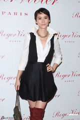 组图：钟楚红低胸马甲亮相劝后辈交友慎重