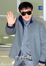 组图：成龙访韩宣传《警察故事2014》亮相机场