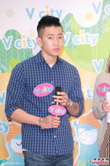 组图：朴宰范呼吁歌迷为海难祈祷 不知尼坤恋情