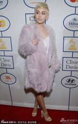 组图：麦莉格莱美派对清新风 收敛性感变俏皮