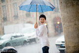 组图：袁泉漫步巴黎享受假日  街头演绎“雨中曲”