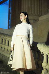 组图：张辛苑巴黎首秀 巧遇米兰达-可儿忙合影