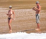 组图：抖奶超模与神秘男度假 裸上身性感下海