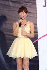 组图：丁当发片牵红线求姻缘 自曝曾被前男友劈腿