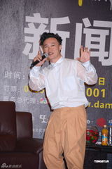 组图：陈奕迅被歌迷催减肥 欲创50场个唱纪录