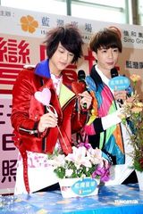 幻灯组图：棒棒堂为粉丝化妆 王子曾险遭粉丝强吻